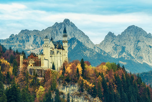 Landschaftsaufnahme: Berge und Wälder. Blick auf das Schloss Neuschwanstein.