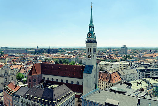 Vue sur Munich : des bâtiments au centre desquels s’élève l’église catholique Saint-Pierre.