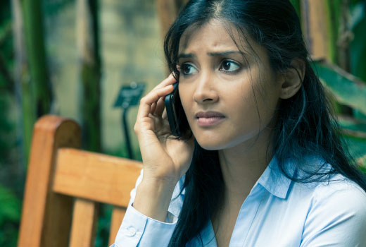 Une jeune migrante conseille des réfugiés par téléphone.