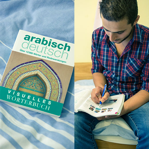Ahmad Kabawa arbeitet in seinem arabisch-deutschen Wörterbuch.
