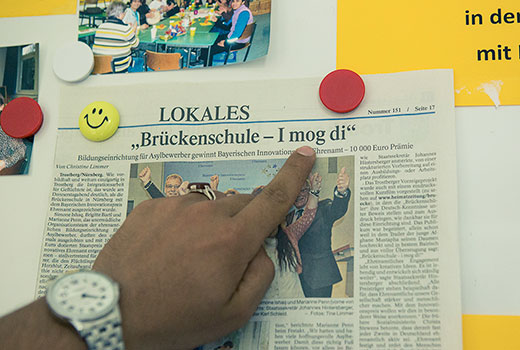 سگازگی برهه روی دیوار روزنامه ی را نشان می دهد که یک گزارش در باره بروکنشوله نشر کرده است.