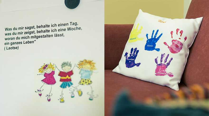 Une feuille avec une citation de Lao-Tseu. Des coussins décorés de mains d’enfants multicolores.