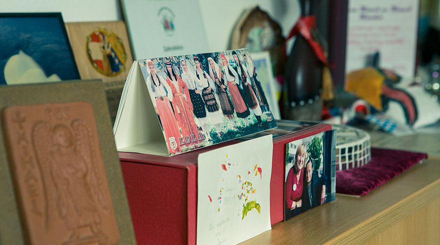 Une étagère avec des photos et des cartes postales.